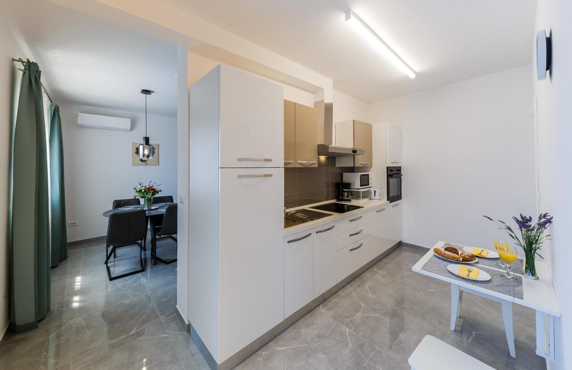 Apartmani Ujakovic Каштела Екстер'єр фото