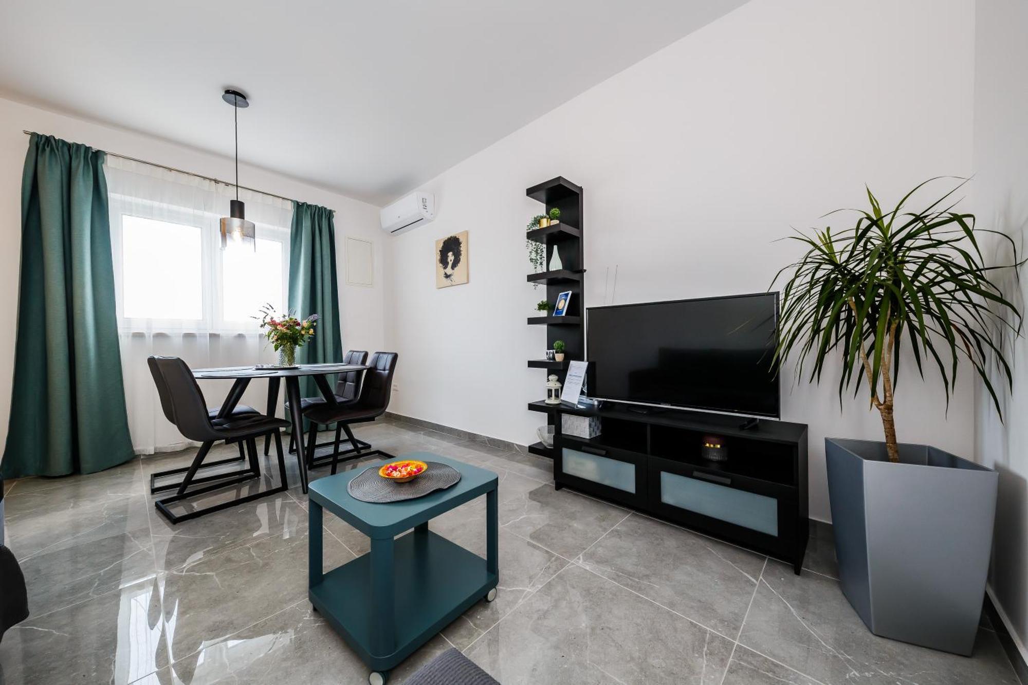 Apartmani Ujakovic Каштела Екстер'єр фото