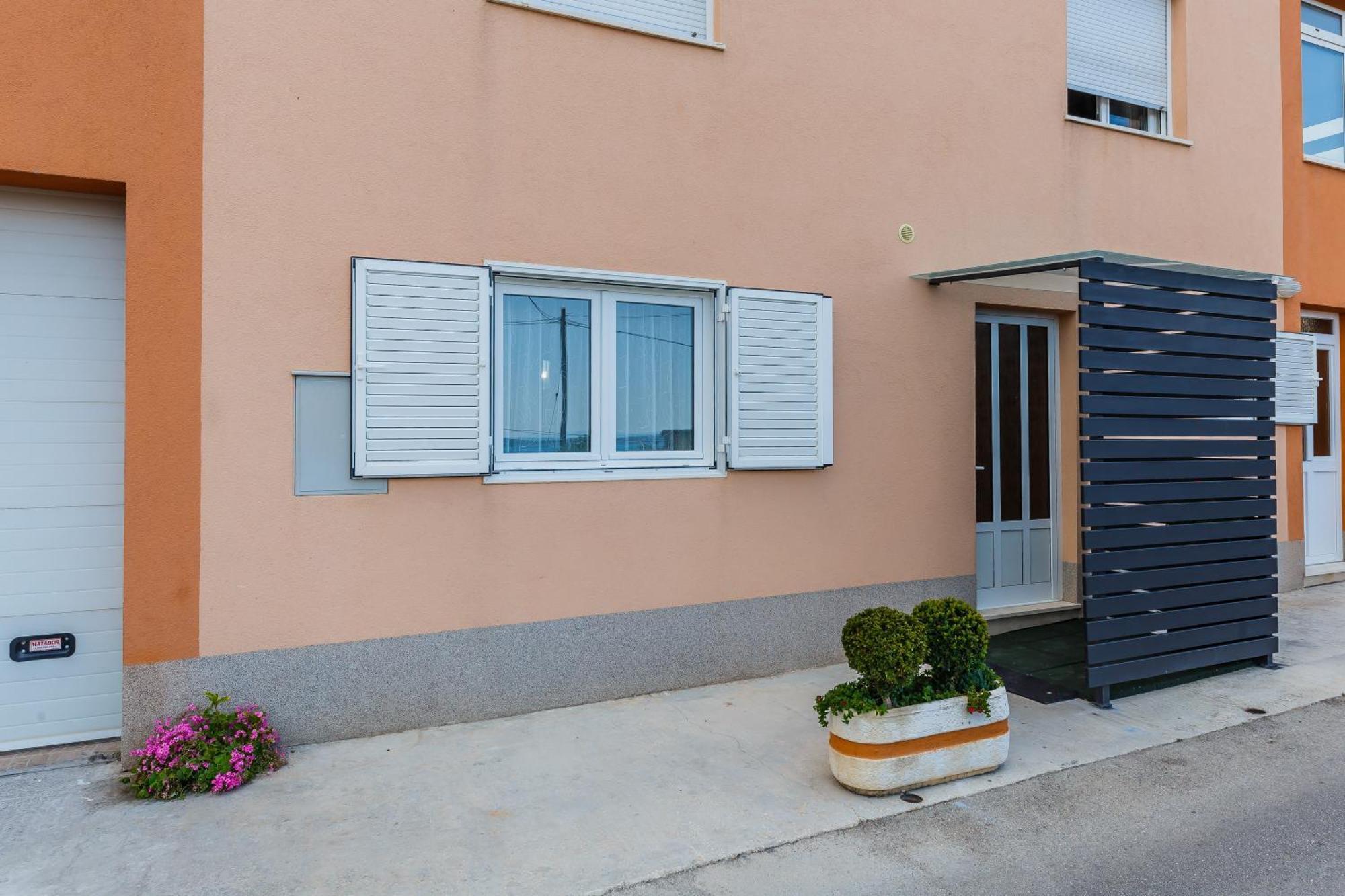 Apartmani Ujakovic Каштела Екстер'єр фото