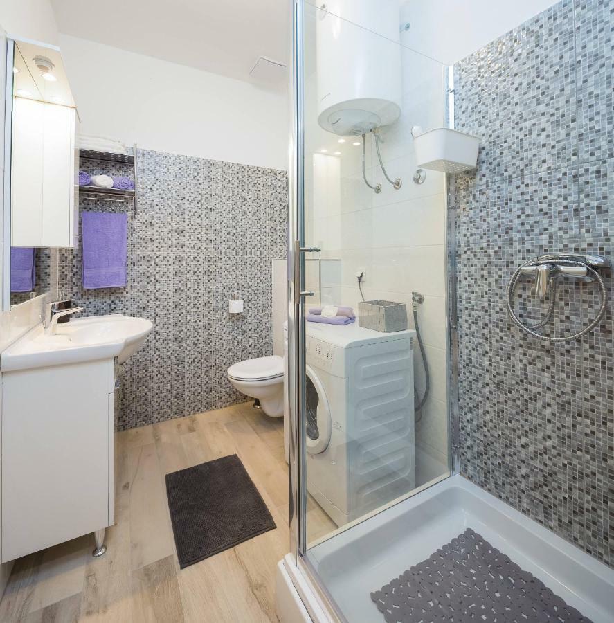 Apartmani Ujakovic Каштела Екстер'єр фото