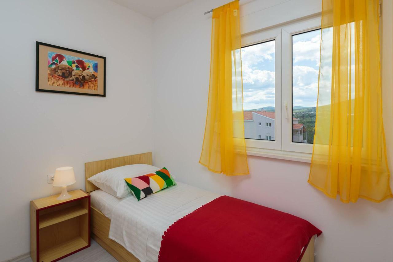 Apartmani Ujakovic Каштела Екстер'єр фото