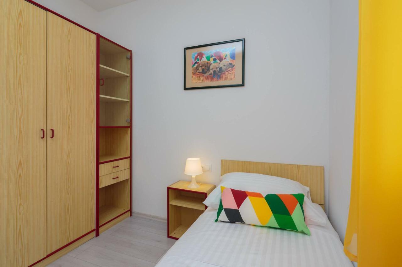 Apartmani Ujakovic Каштела Екстер'єр фото