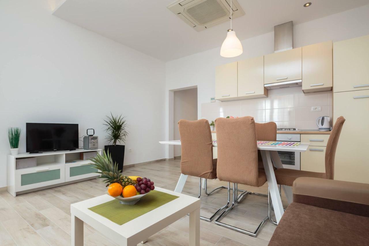 Apartmani Ujakovic Каштела Екстер'єр фото