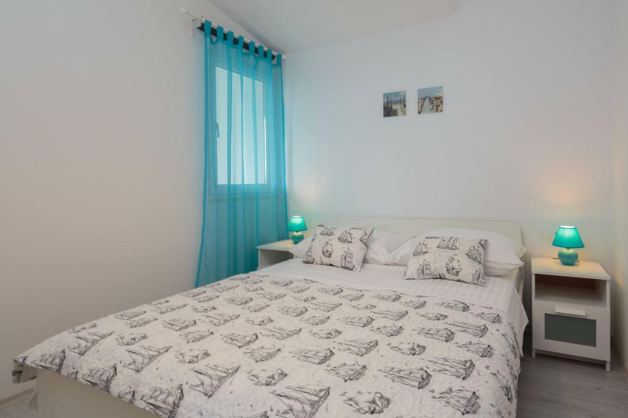 Apartmani Ujakovic Каштела Екстер'єр фото