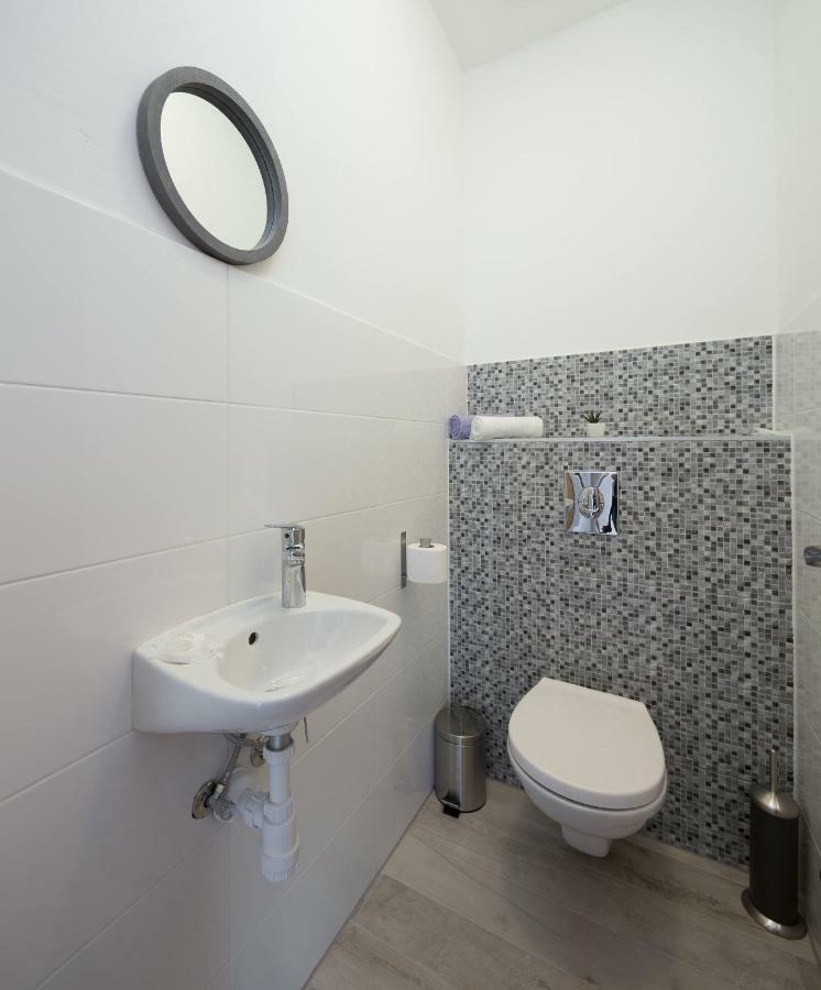 Apartmani Ujakovic Каштела Екстер'єр фото